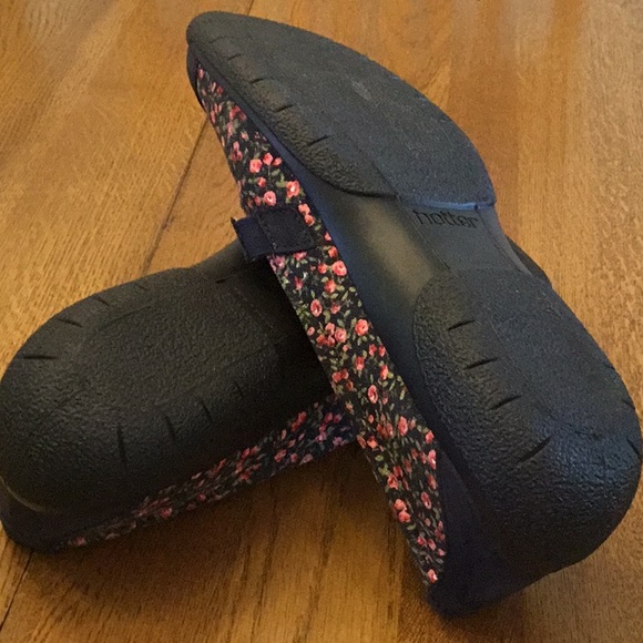 Woman’s hotter navy nubuck and flower fabric slip on. Size 10. NWOT! Sooo cute! - Picture 7 of 7